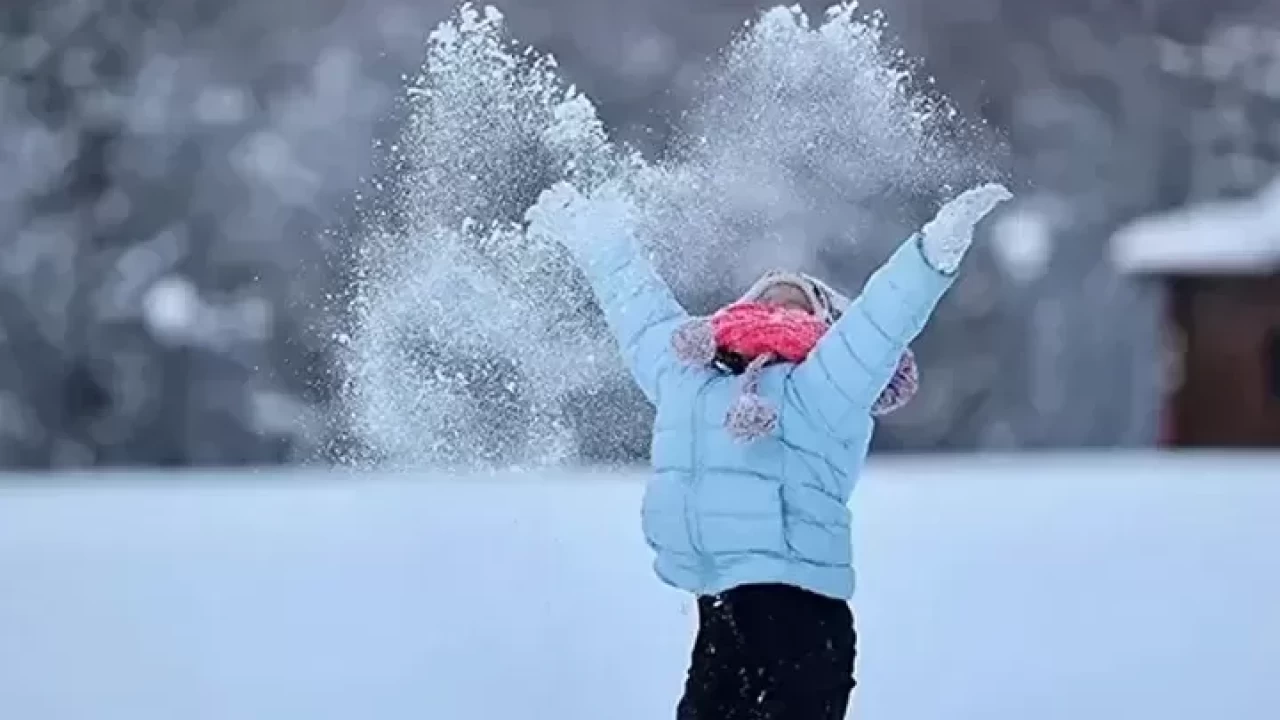 Kar ve buzlanma eğitimi aksattı: 30 Aralık Salı günü hangi illerde okullar tatil?