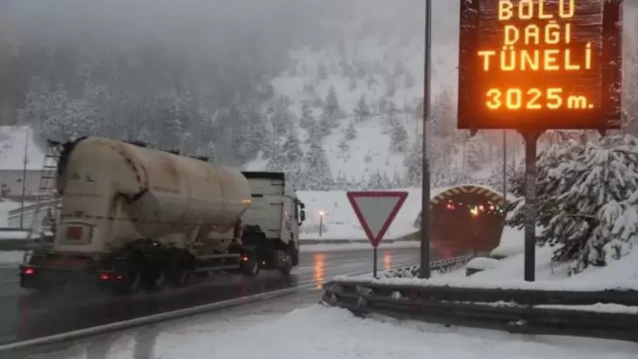 Bolu Dağı’nda kar engeli: Tır ve kamyonlara geçici yasak