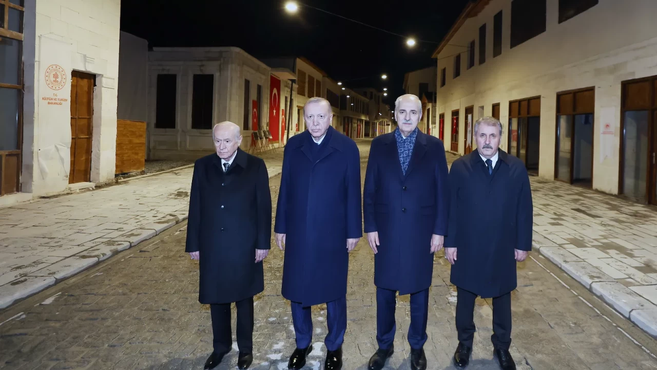 Dünyanın ilk aydınlatılan caddesi! Yeniden ışıklarla buluştu
