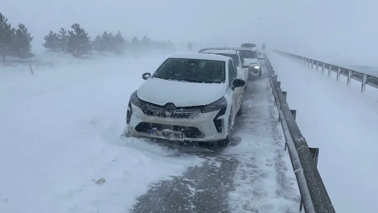 Sivas-Kayseri kara yolu ulaşıma kapandı