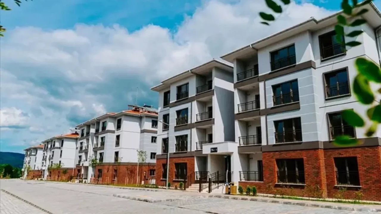 TOKİ sosyal konut başvurularında son gün yaklaşıyor! Başvurular bitti mi, ne zaman bitiyor, son tarih ne? İşte il il kontenjanlar ve kura süreci