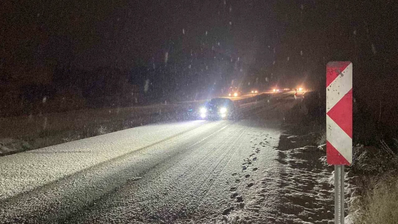 Burdur’da kar yolu kapattı! Araçlar saatlerce mahsur kaldı