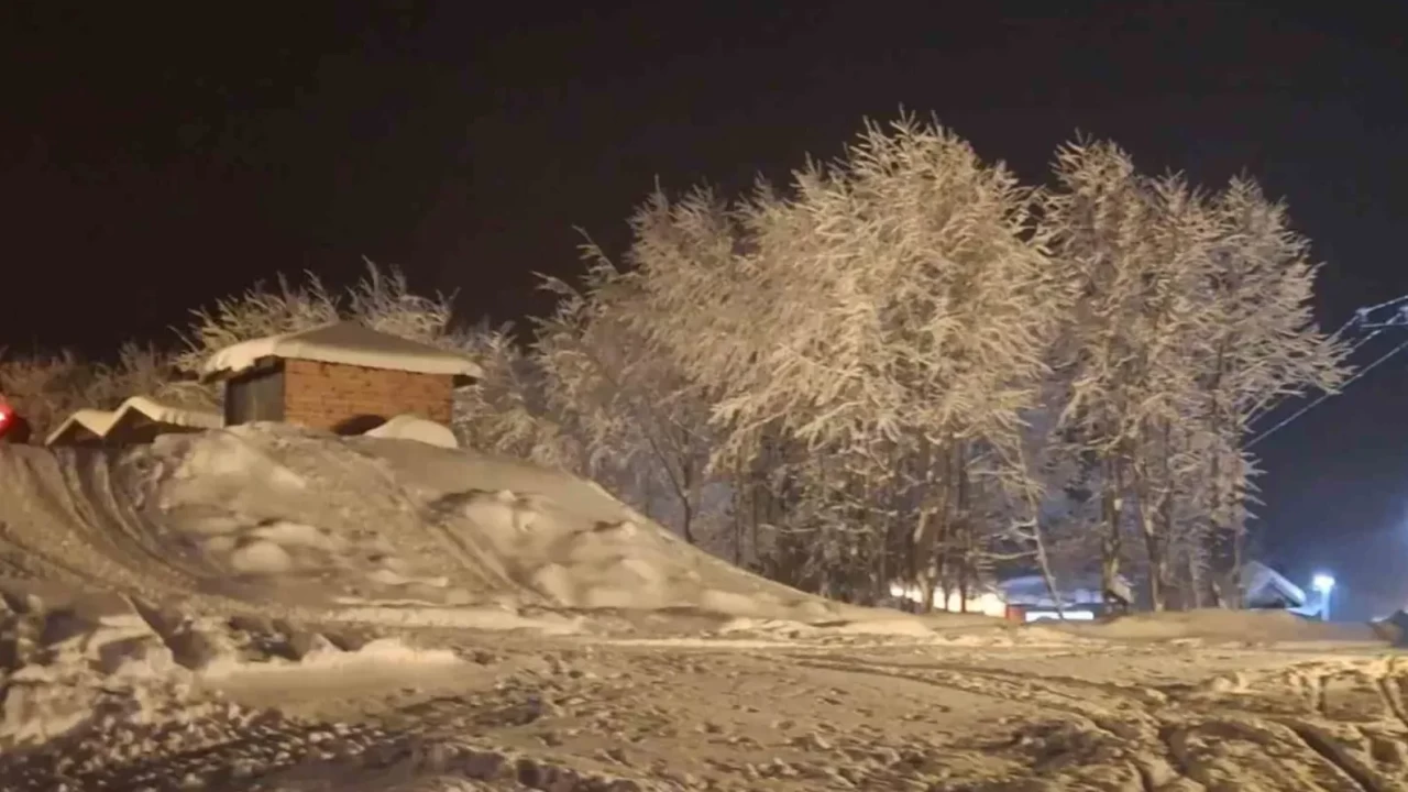 Rize’de beklenen kar yağışı etkili oldu, yaylalar beyaza büründü