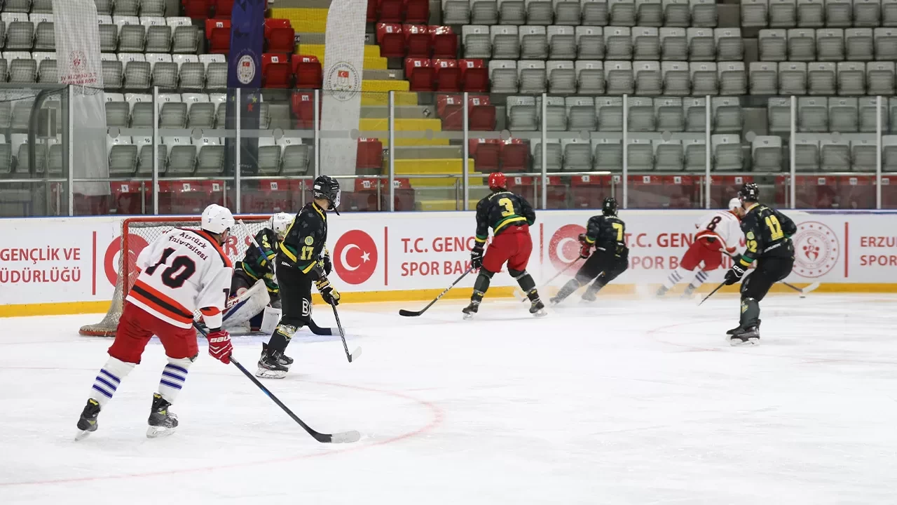 Erzurum’da Buz Hokeyi Kış Spor Oyunları tamamlandı