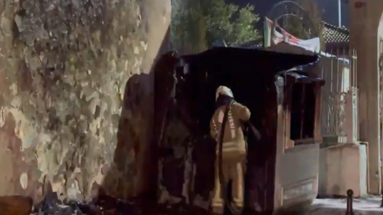 Cami önünde korkutan yangın: Güvenlik kulübesi küle döndü