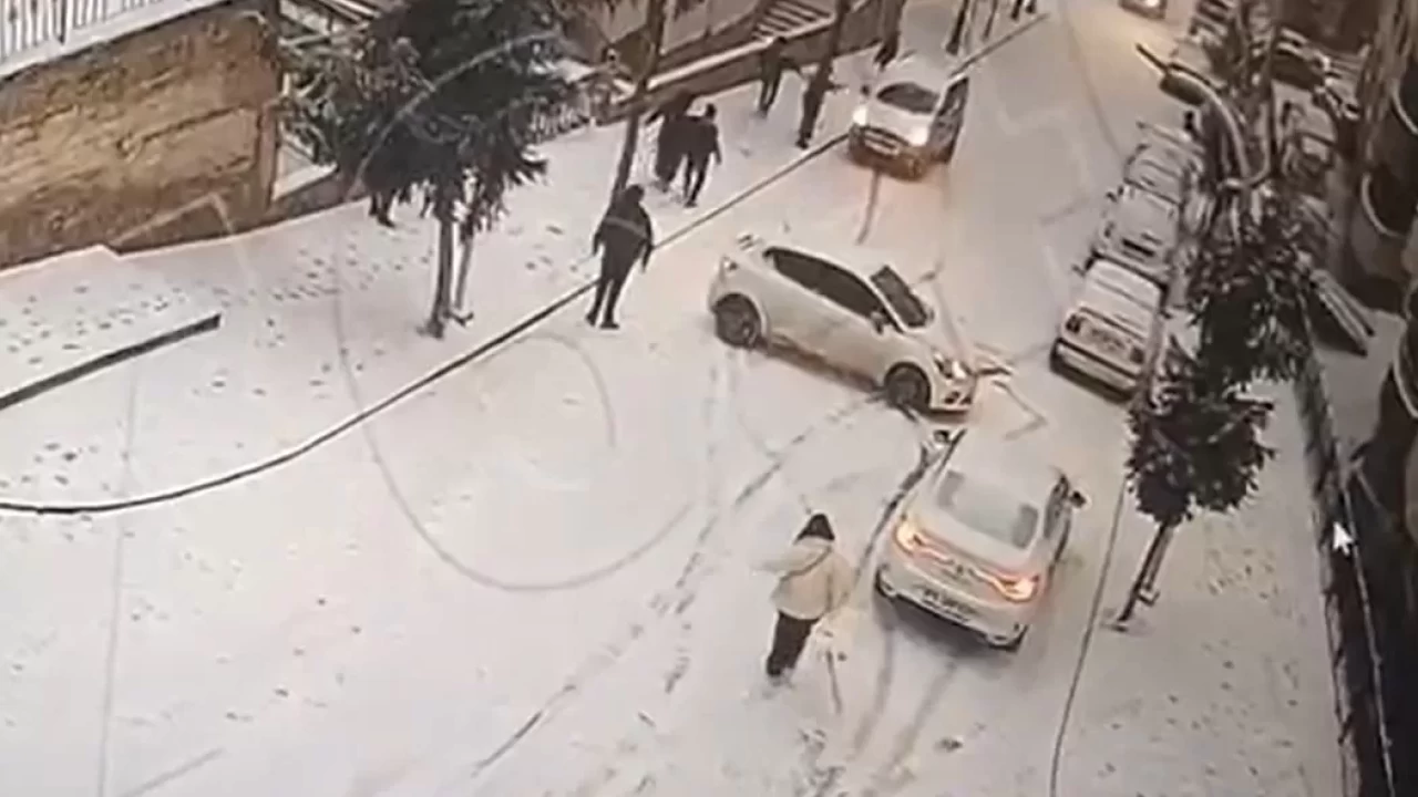 Gümüşhane'de buzlu yolda yokuş aşağı kayan araçlar kamerada