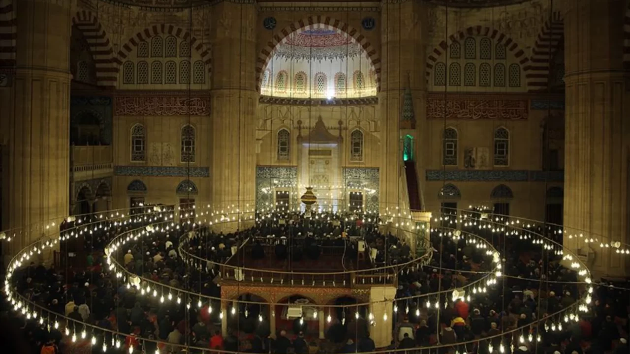 Regaip Kandili ne zaman 2025? Üç ayların başlangıcı olan Regaip Kandili tarihi ve detayları! 2025 - 2026 Kandil tarihleri