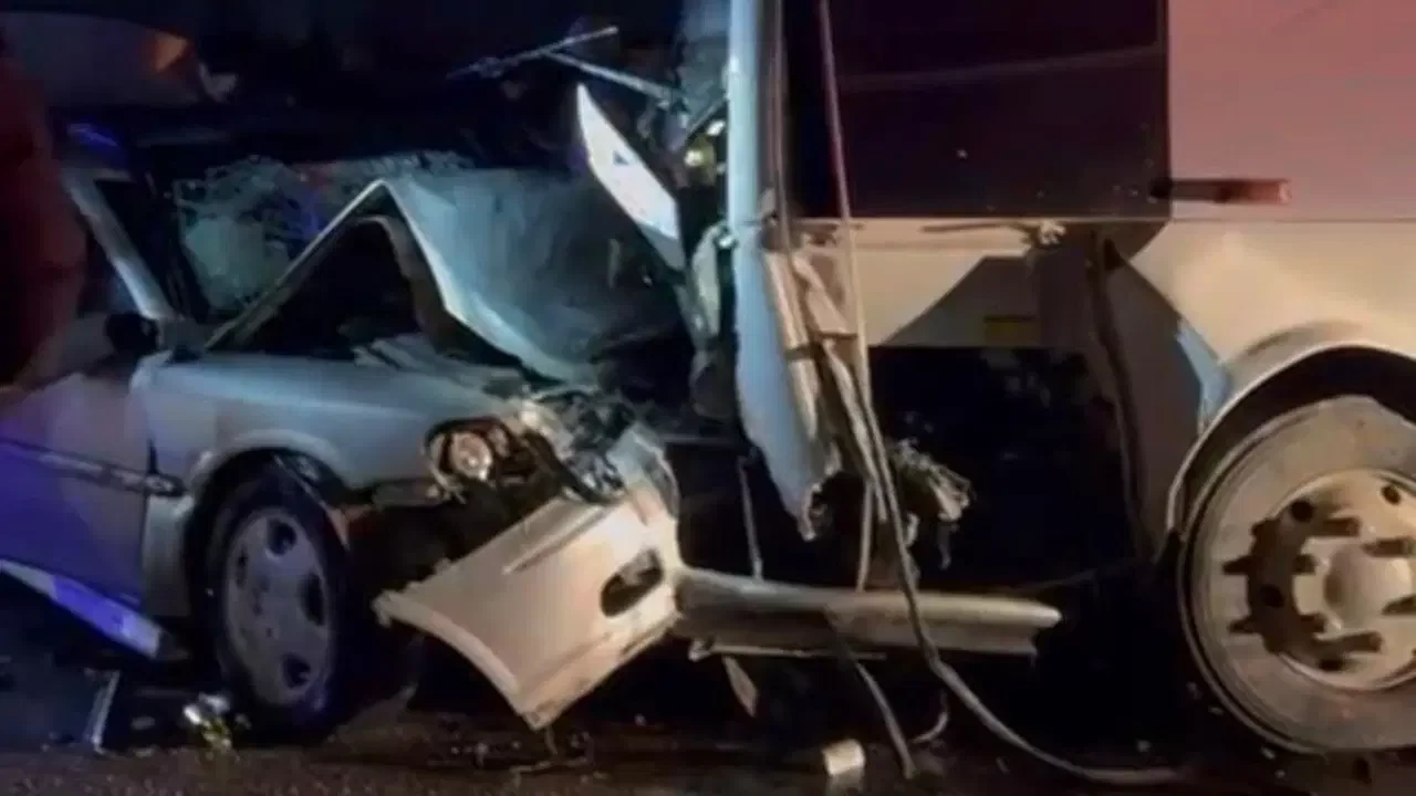 Balıkesir'de feci kaza: 1 kişi hayatını kaybetti 13 yaralı