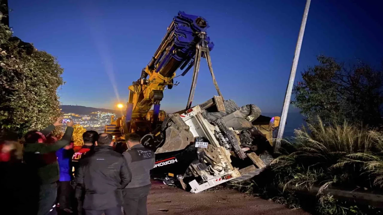 Bursa’da korkutan olay: İş makinesi vinçten düştü!