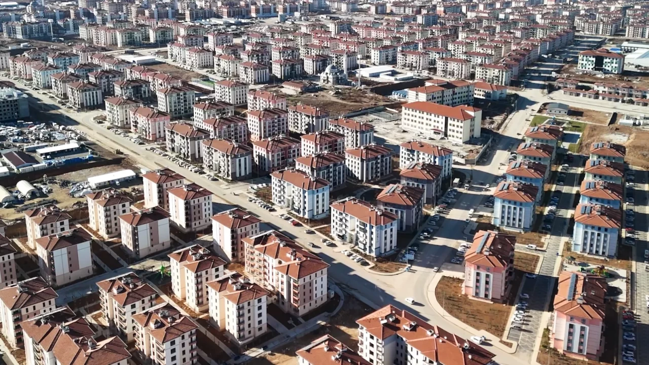 Özgür Özel'in '10 yılda bitiremezler' dediği 455 bin konut ve işyeri teslim edildi! CHP'li gazetecilerin yorumları ise  PES ARTIK  dedirtti!