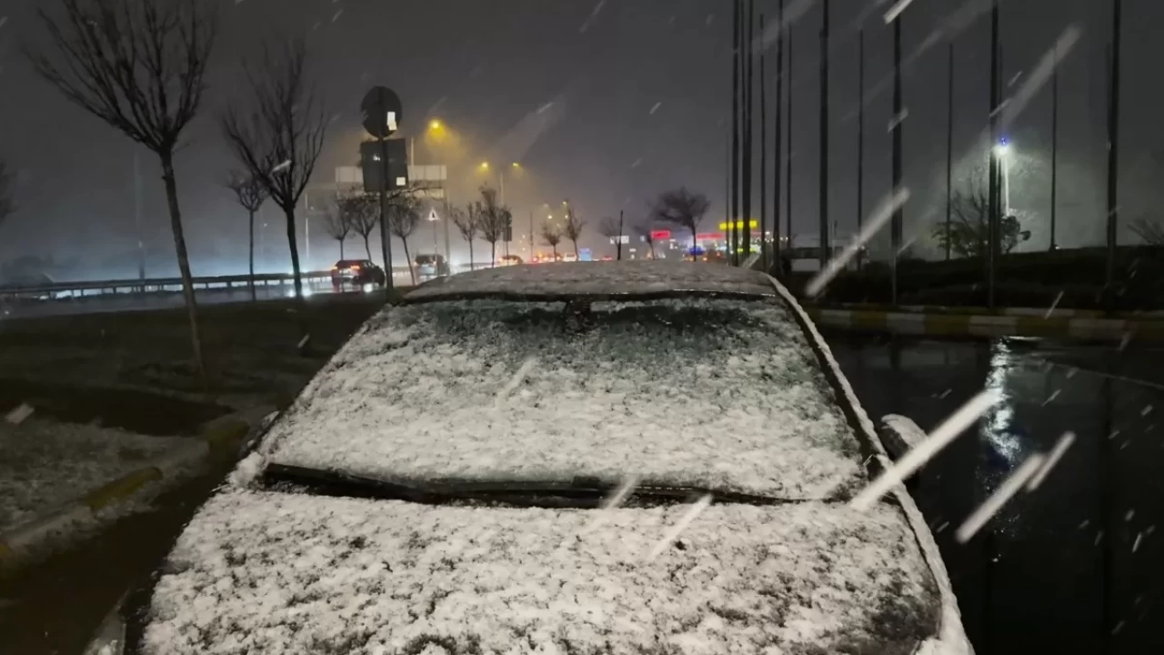 Büyükçekmece'de park halindeki araçların üzeri beyaza büründü