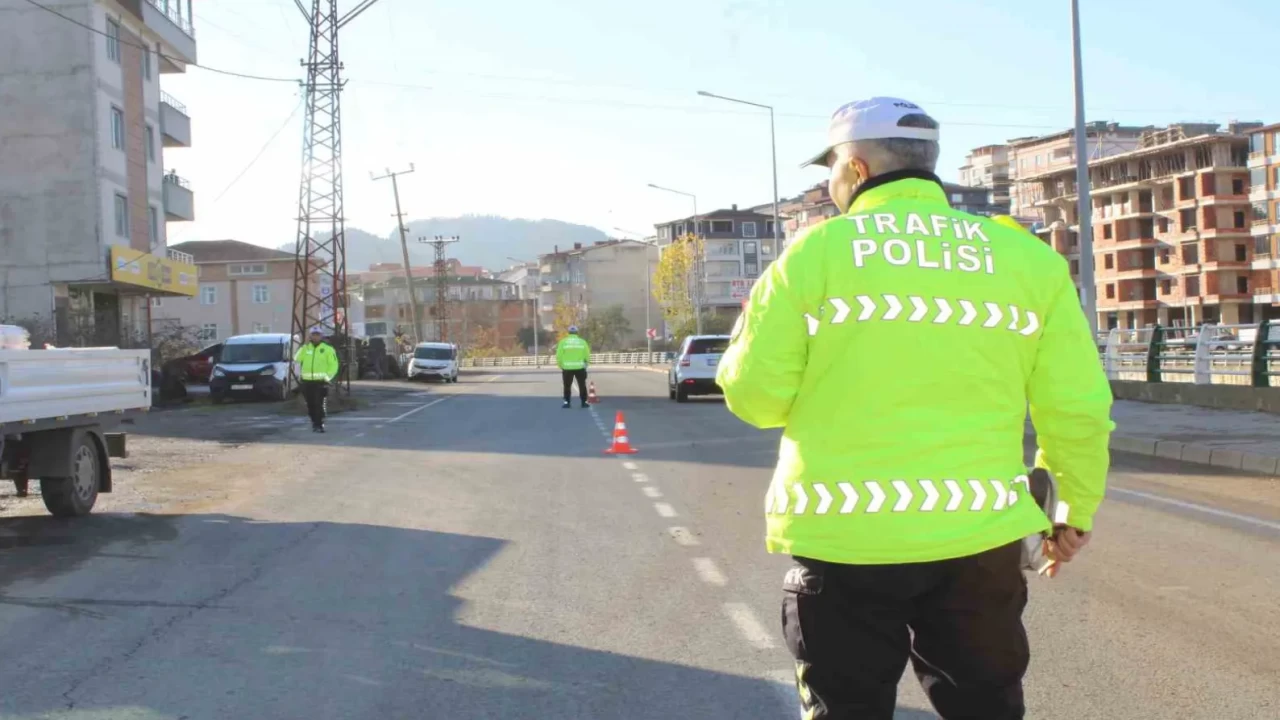 Ünye’de trafik denetiminde sürücülere ağır fatura!