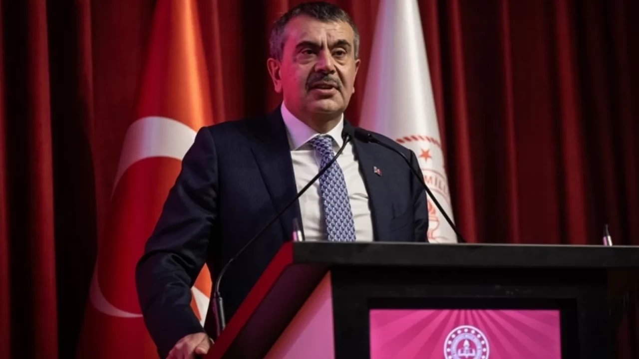 Milli Eğitim Bakanı Yusuf Tekin, Bingöl’de okul ziyaretlerinde öğrenci ve öğretmenlerle buluştu