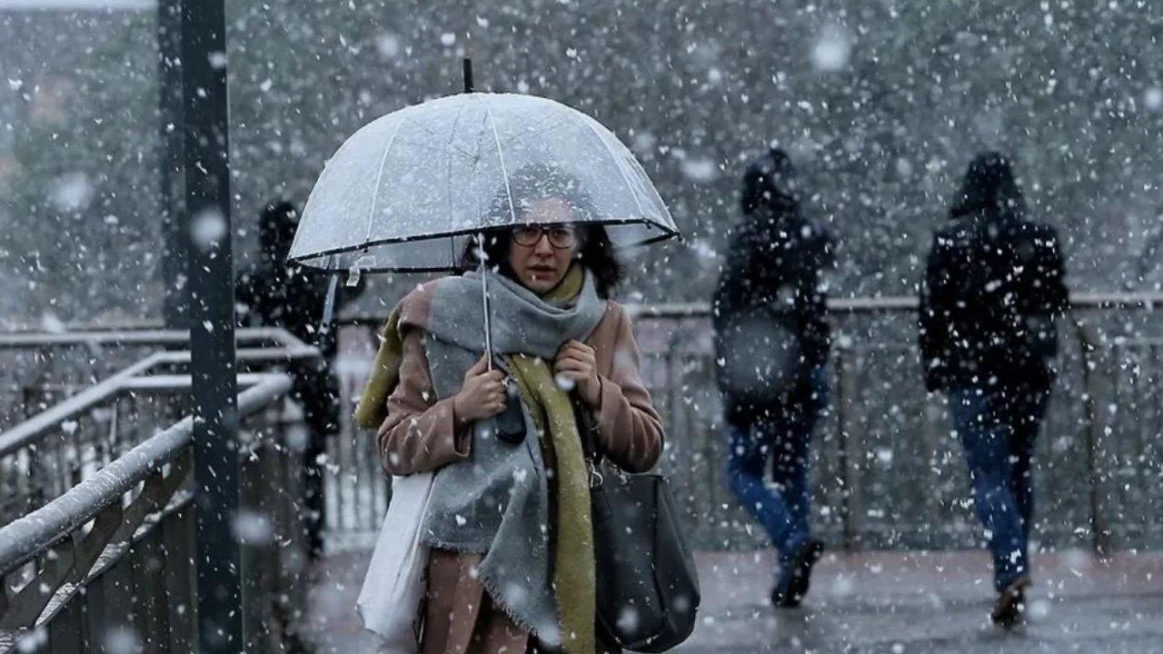 Meteoroloji’den kritik uyarı! Yağmur, kar, sis aynı anda geliyor: İşte bölge bölge hava durumu