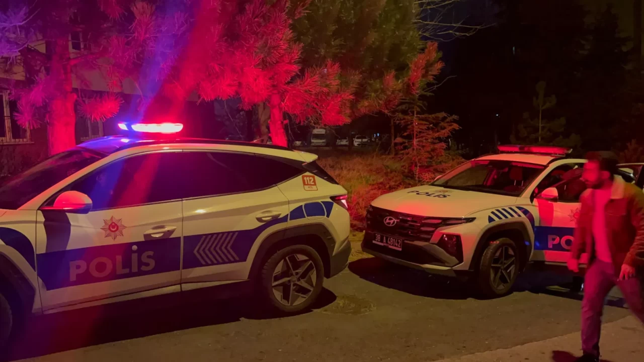 Eşinin eve dönmesini isteyen koca tüfekle dehşet saçtı: Polis ikna ederek gözaltına aldı