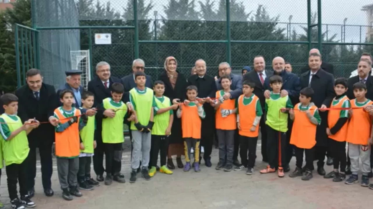 Afyonkarahisar Valisi Yiğitbaşı Şuhut’ta: Şehit Yasin Çubuk Halı Sahası hizmete açıldı