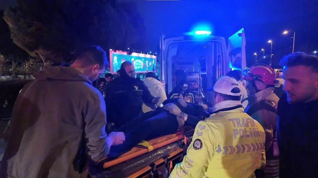 Kadıköy Suadiye’de kaza: Virajı alamayan otomobil takla attı, elektrik direği devrildi