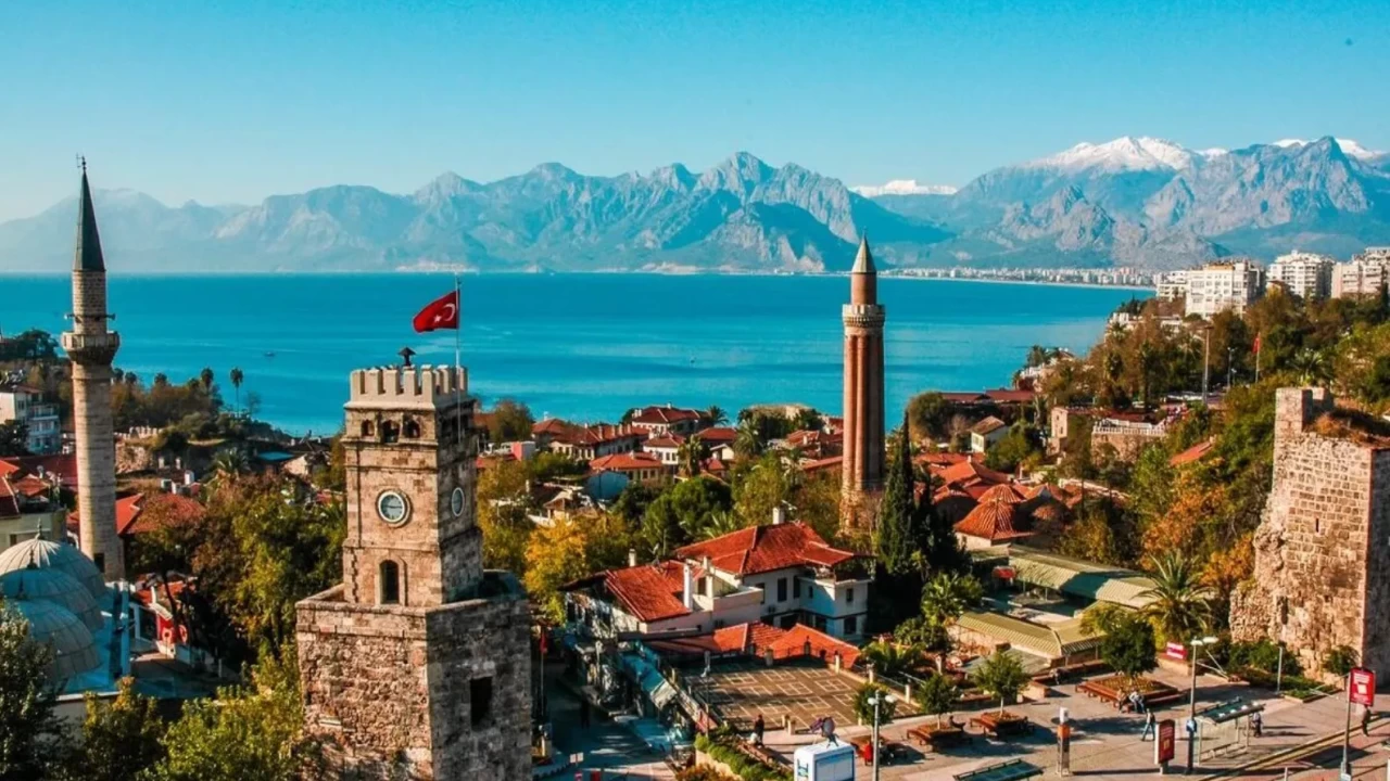 Antalya'nın nüfusu ne kadar? İlçe sayısı ve turizm etkisi