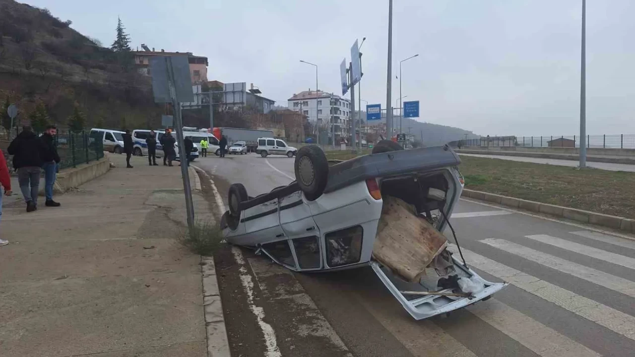 Çorum’da kavşakta feci çarpışma! Otomobil ters döndü
