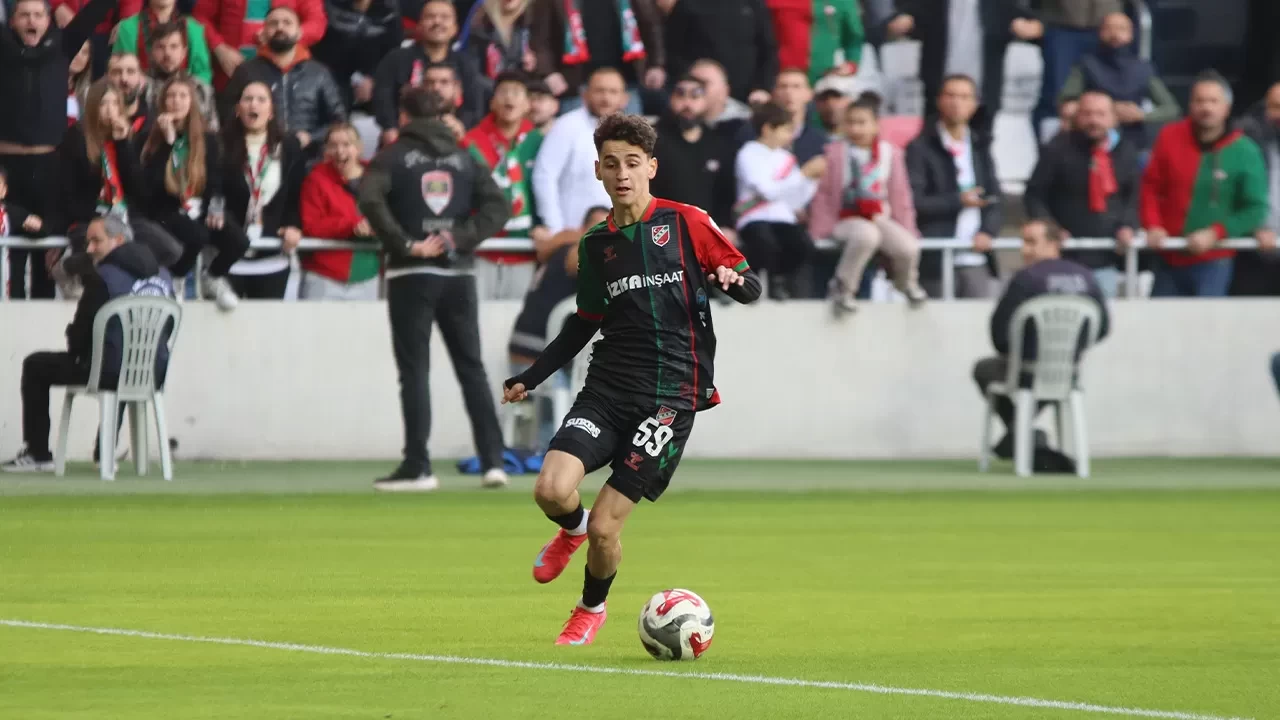 Karşıyaka’nın genç yıldızı Adem Yeşilyurt’a U19 Milli Takım daveti