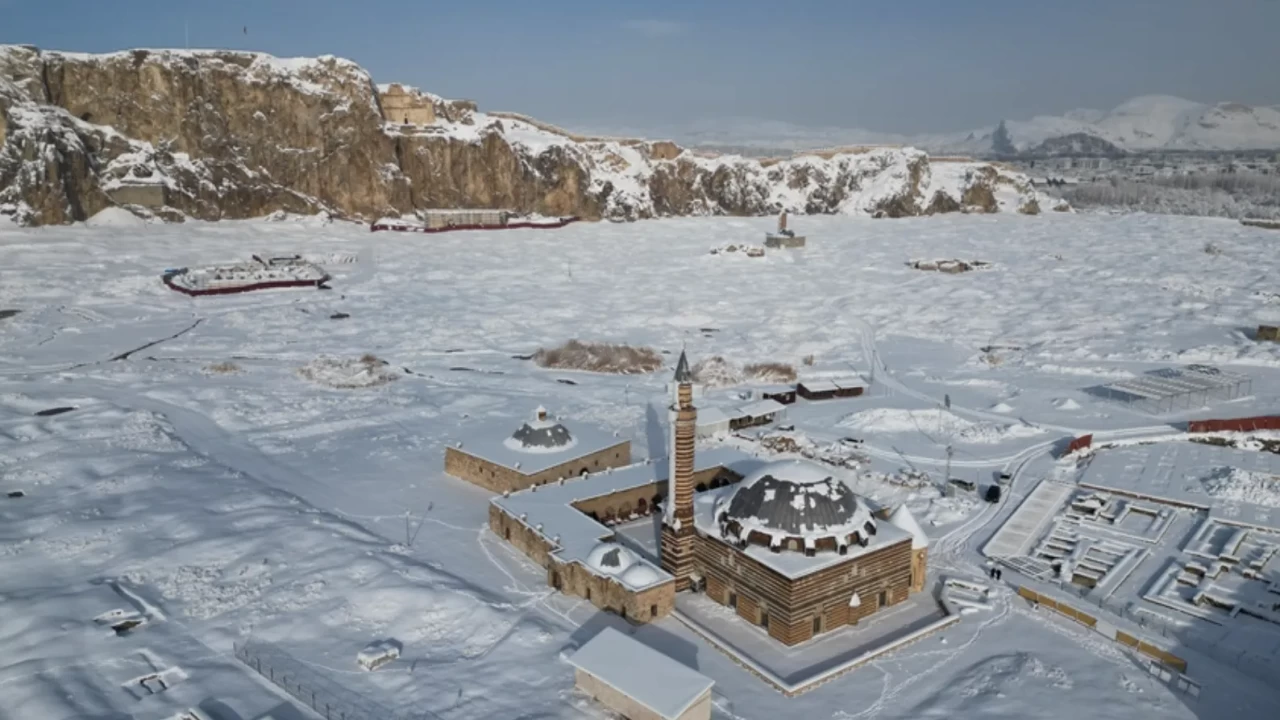 Van’da kış manzarası: Tarihi yapılar beyaza büründü