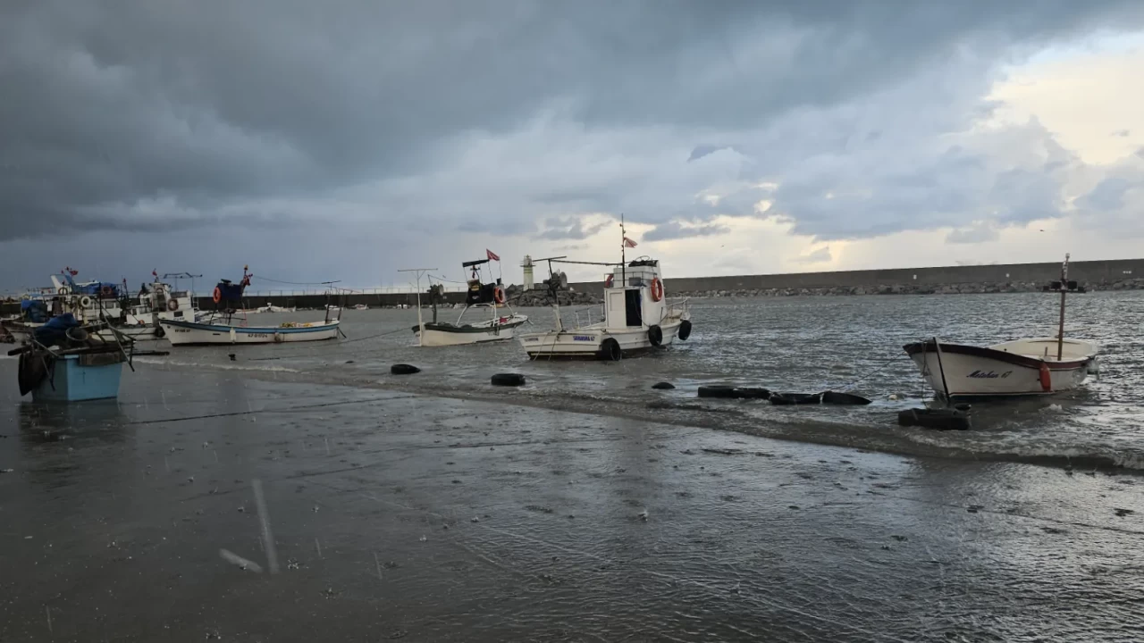 Zonguldak'ta deniz taştı, kardan 81 köy yolu kapandı