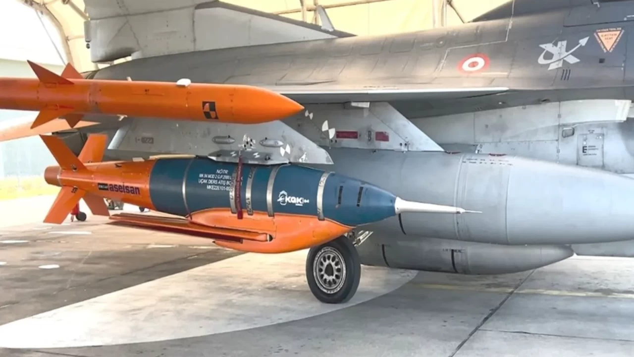 F-16'dan atılan ASELSAN KGK-84 Kanatlı Güdüm Kiti hedefi tam isabetle vurdu