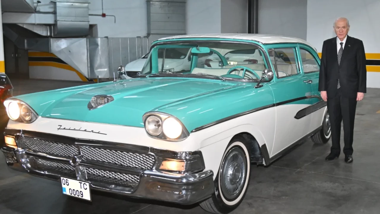 MHP Lideri Bahçeli'den klasik otomobil hediyesi