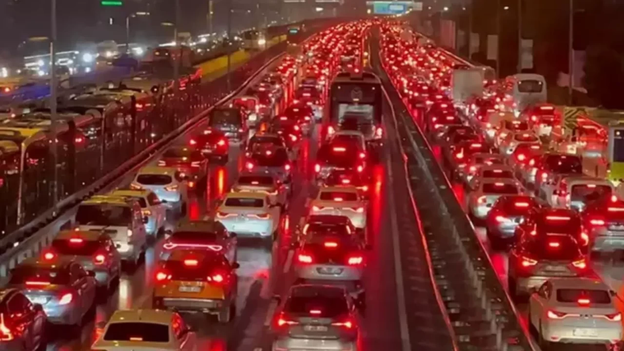 İstanbul trafiğinde son durum! Köprüler ve ana yollar kilitlendi