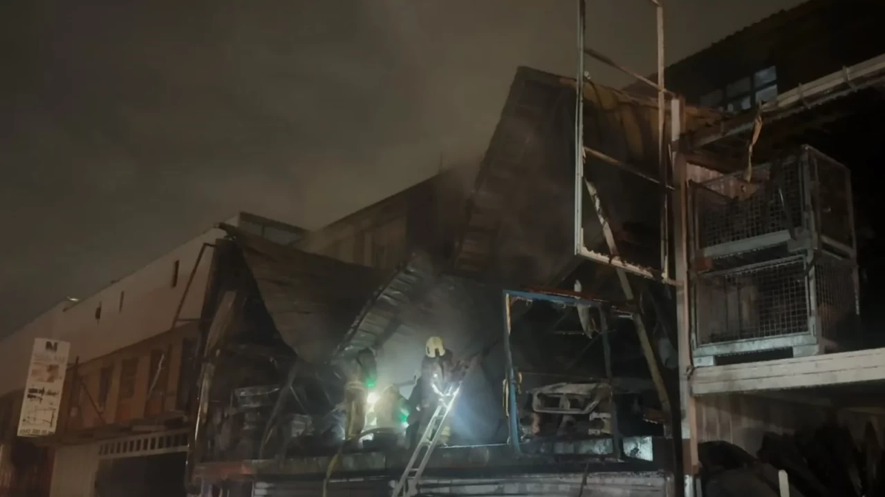 Başakşehir Atatürk Oto Sanayi Sitesi'nde korkutan yangın