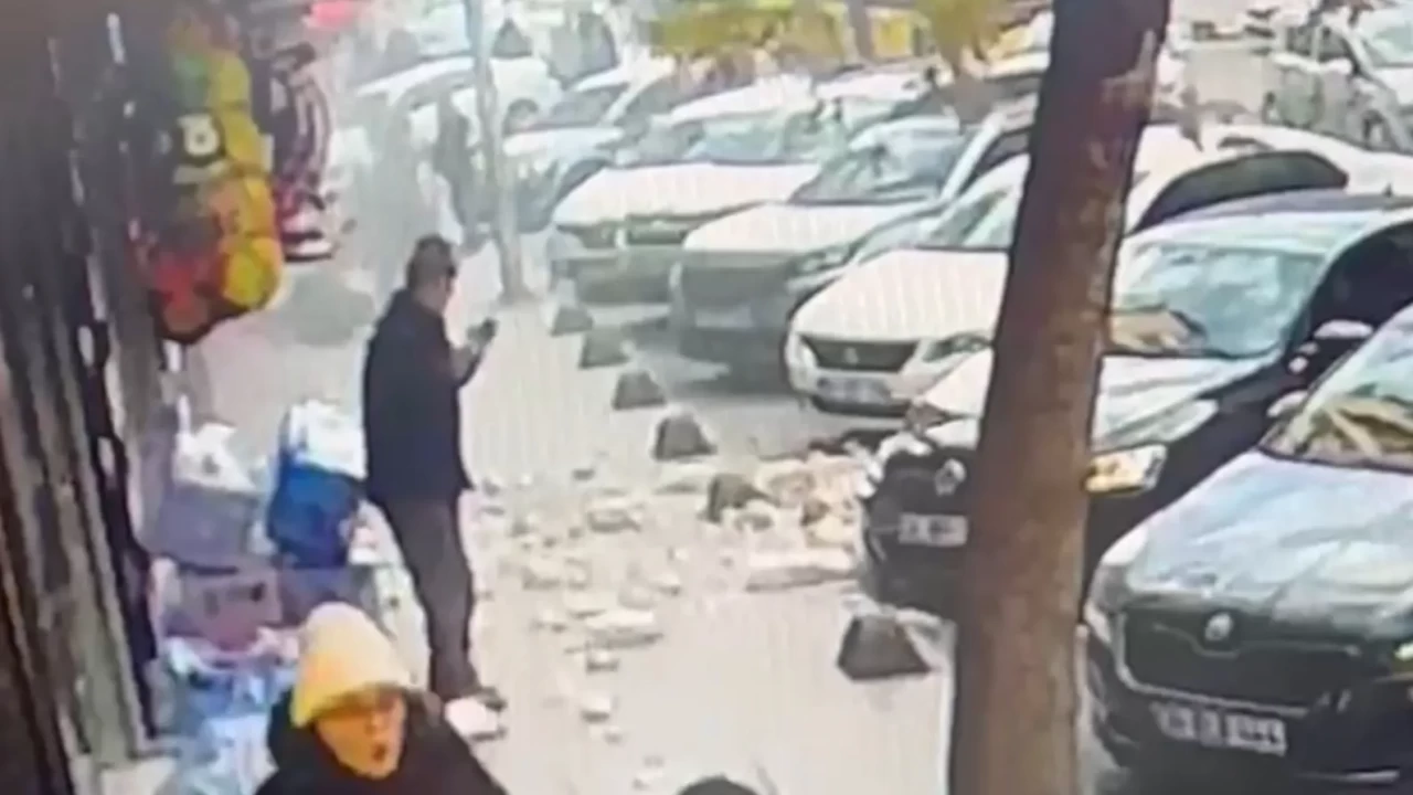 Güngören’de balkondan kopan parçalar sokağa düştü!