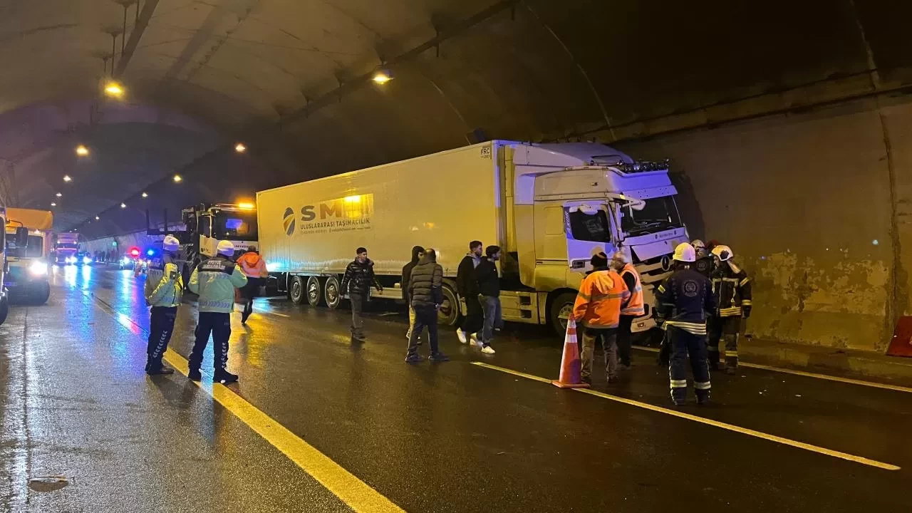 Anadolu Otoyolu’nun Kocaeli geçişinde kaza: Trafik durma noktasına geldi