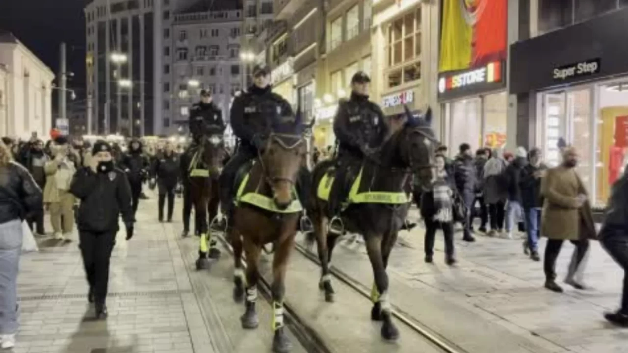 Atlı polisler İstiklal Caddesi'nde devriyede