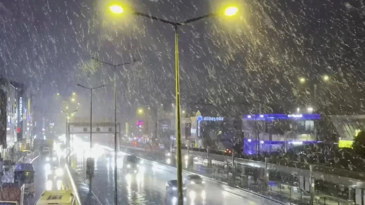 İstanbul'da milyonların beklediği kar yağışı başladı!