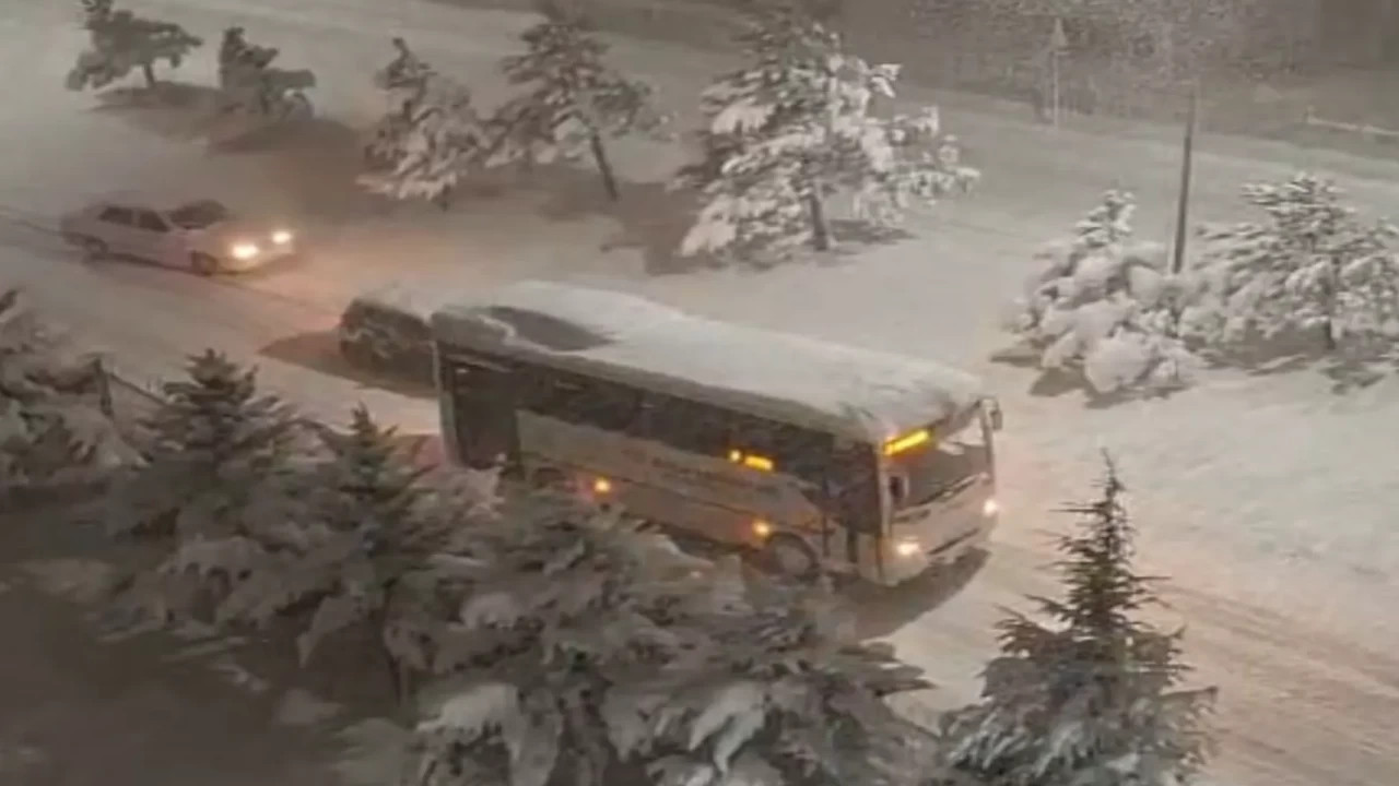 Bolu’da kar hayatı durdurdu! Rampalarda araçlar mahsur kaldı