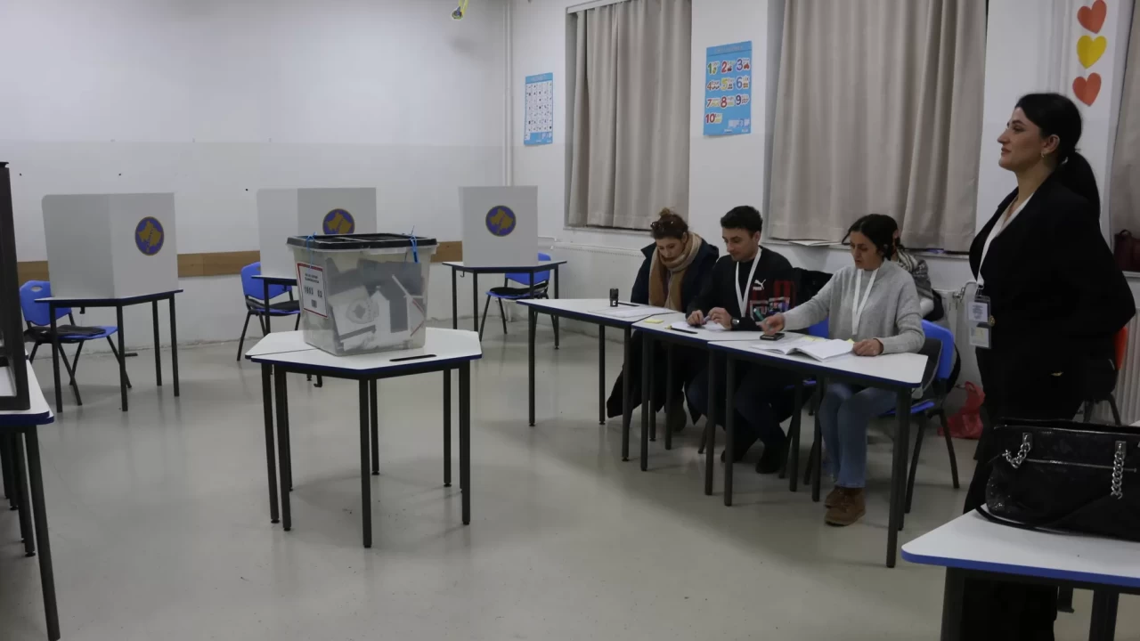 Kosova'da erken genel seçimde oy kullanma süreci sona erdi
