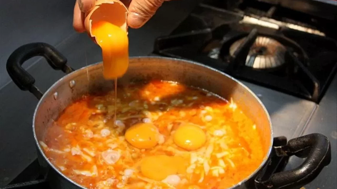 Tadını zirveye çıkarın! Beyaz peynirli menemen tarifi