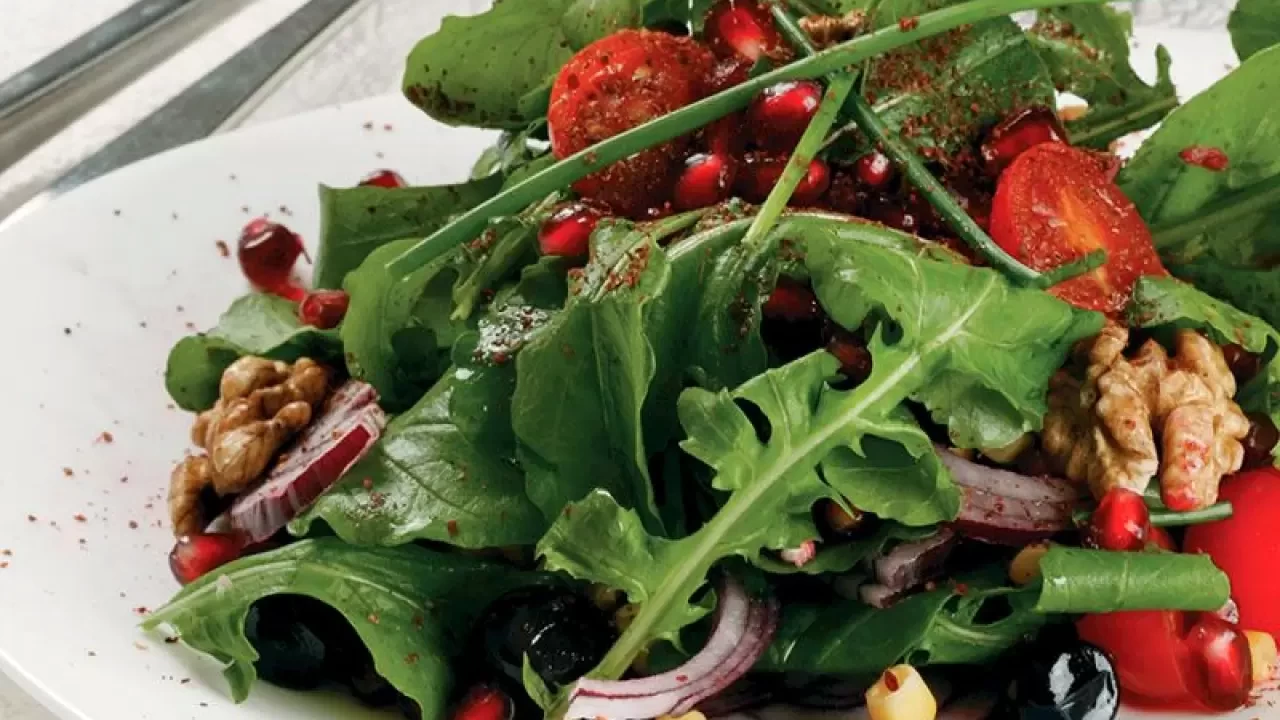 Roka ve Nar Salatası Tarifi: Hafif ve Vitamin Deposu