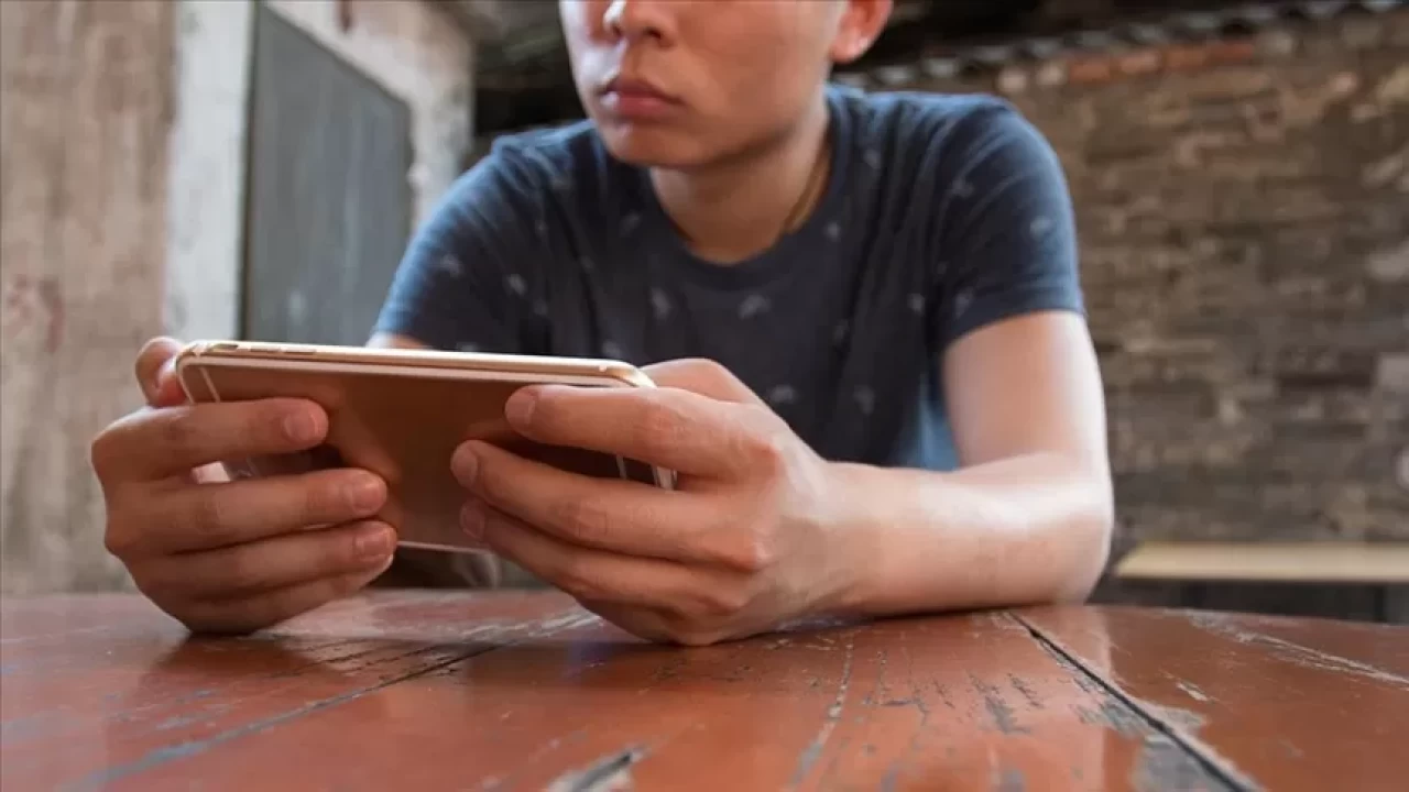 Kontrolsüz sosyal medya kullanımı ve şiddet içerikli oyunlar ergenleri tehdit ediyor