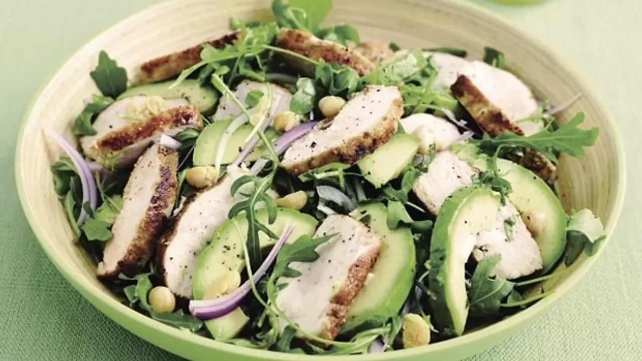 Avokado ve Tavuklu Salata Tarifi: Protein ve Sağlık Deposu