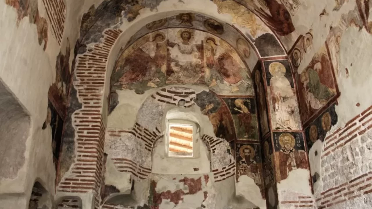 Sinop'ta tarihi kilise geçmişin izlerini duvarlarındaki resimlerle bugüne taşıyor