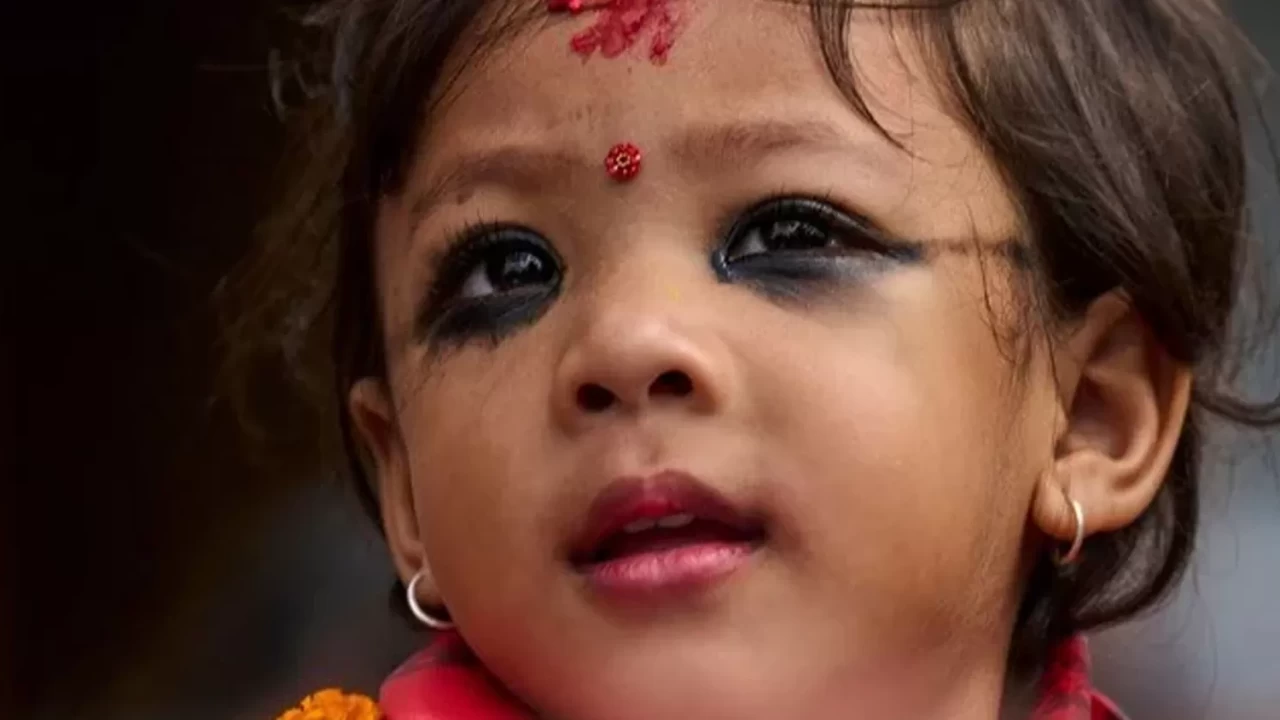 Nepal'in yaşayan tanrıçası iki yaşındaki çocuk oldu