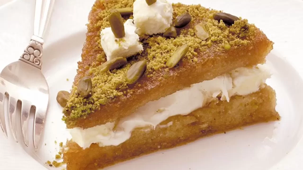 Ekmek Kadayıfı Tarifi: Şerbetli ve Kremalı Tatlı