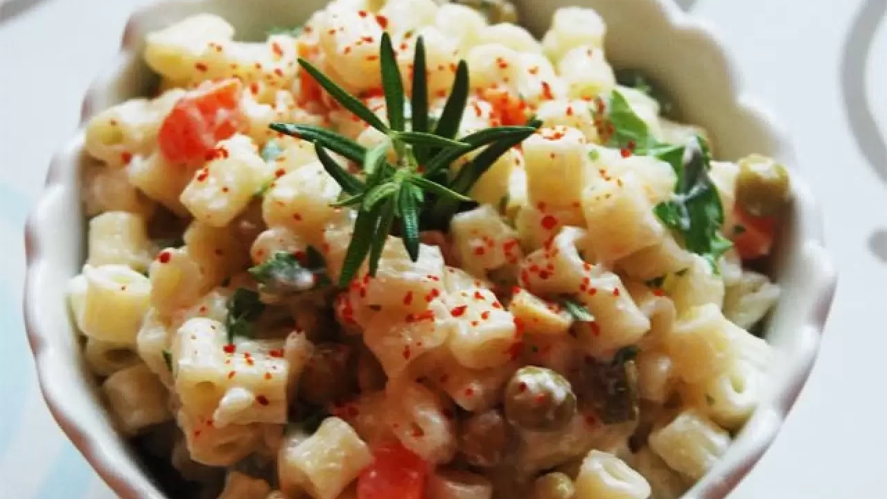 Makarna Salatası Tarifi: Renkli ve Pratik