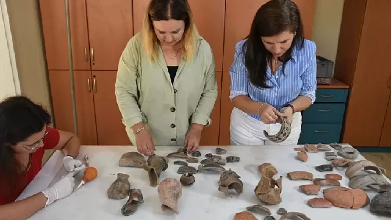 Smyrna Höyüğü'nde 5 bin yıl önceki ticari ilişkiyi gösteren seramikler bulundu