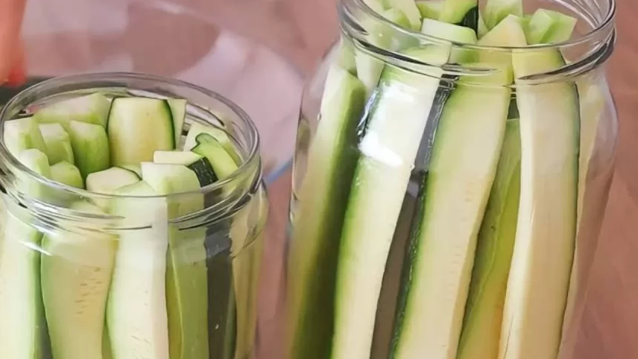 Turşu kabak tadı verdi! Sofralara farklılık katan kabak turşusu tarifi