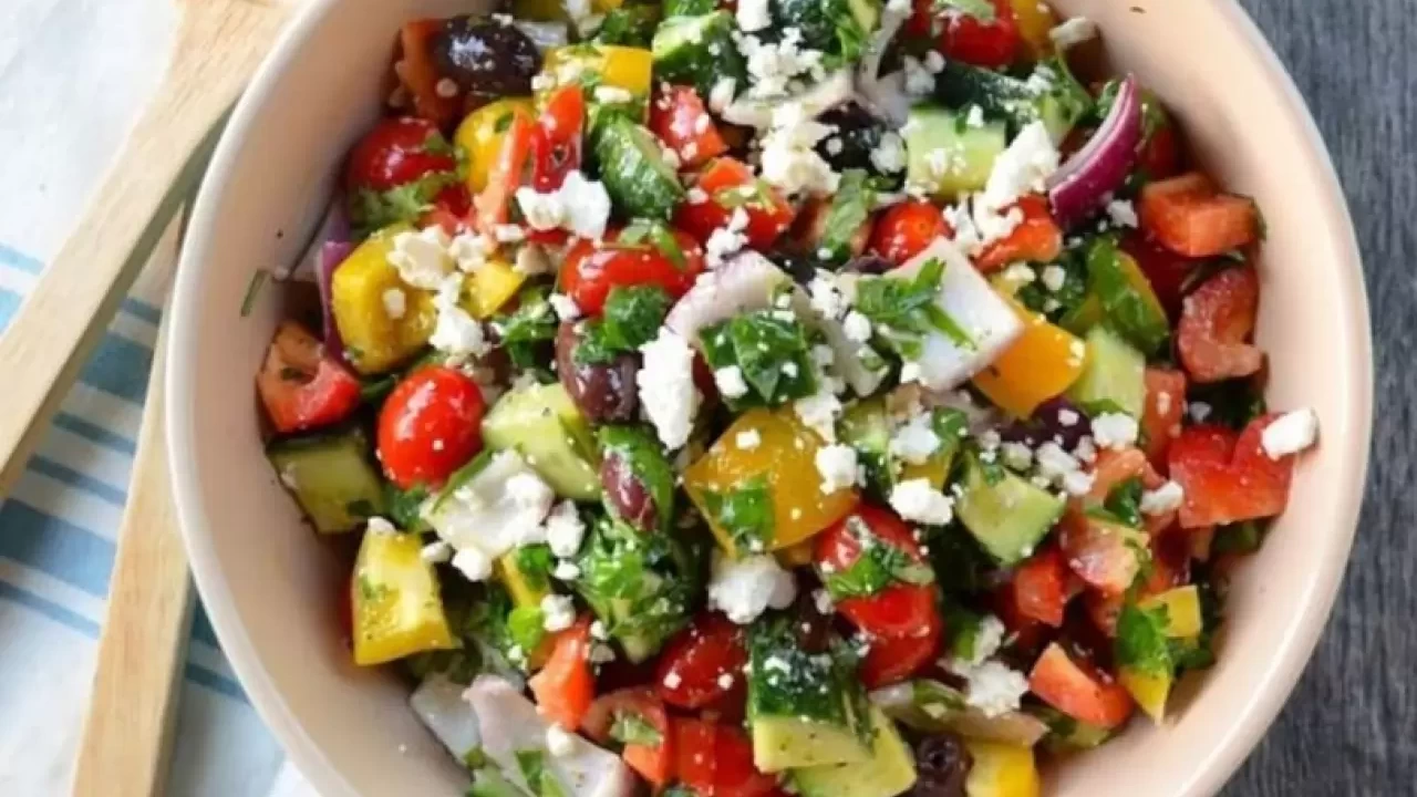Yunan Salatası Tarifi: Feta ve Zeytinli Lezzet