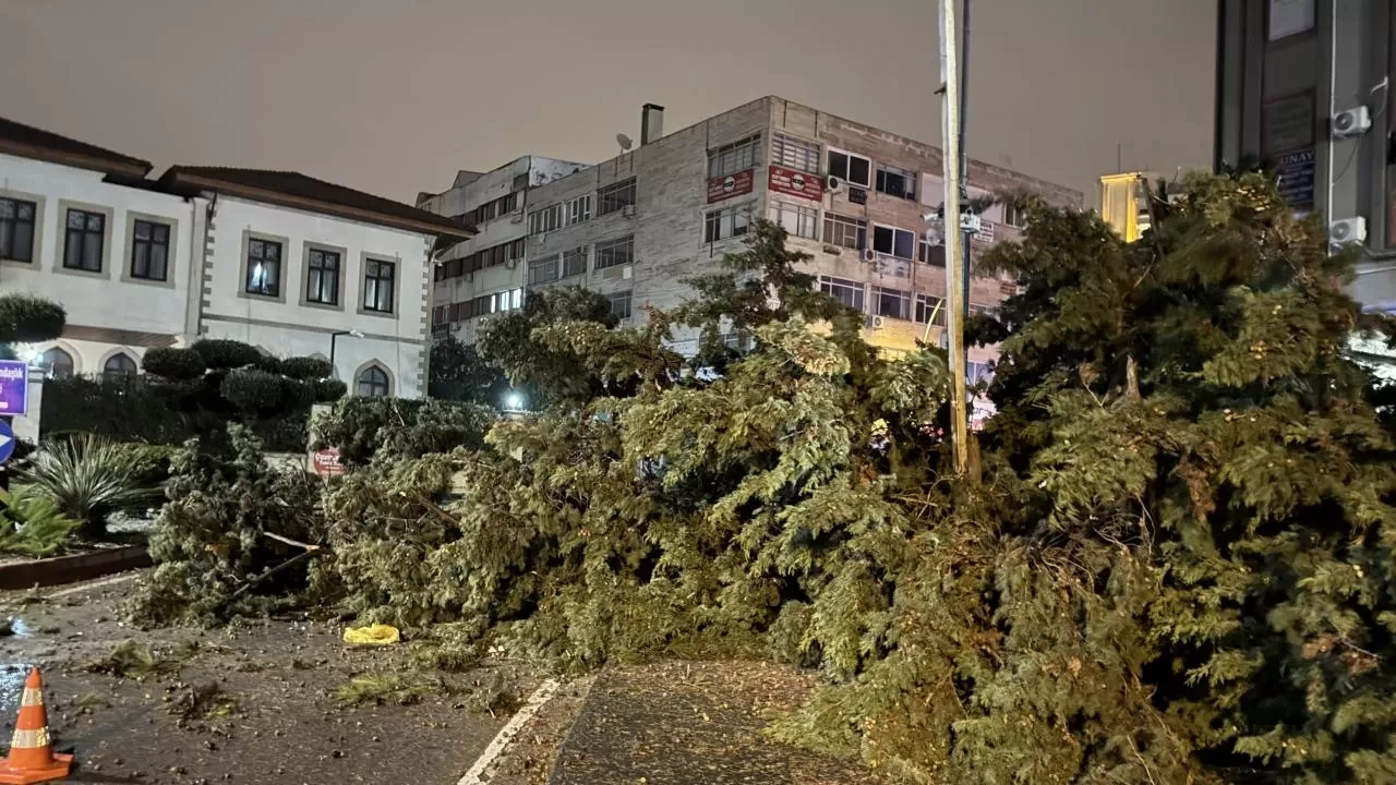 Antalya'da hortum dehşeti: Kumluca, Finike, Demre ve Kaş'ta hasar büyüyor