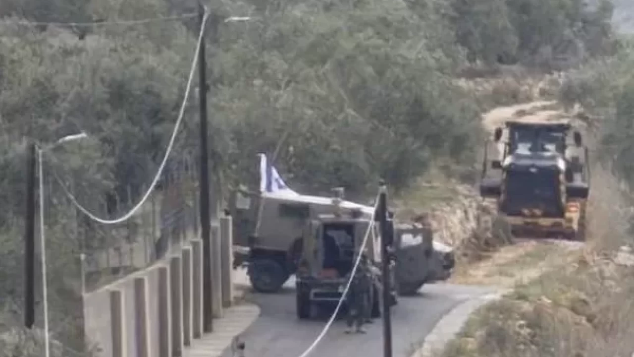 İsrail Batı Şeria’da yüzlerce zeytin ağacını kökünden söktü, 20 evin inşaatı durduruldu