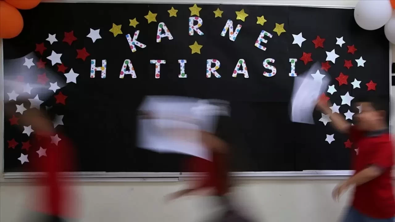 Karne günü mesajları 2026! Öğrenciler için kısa, anlamlı ve motive edici tebrik sözleri